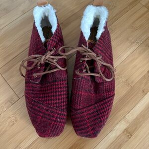 NEW Toms Bota Chukka Boots Buffalo Plaid Faux Fur Lined Lace Up Size 10